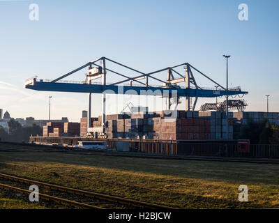 Un cargo dans le port à conteneurs de Düsseldorf est chargé Banque D'Images