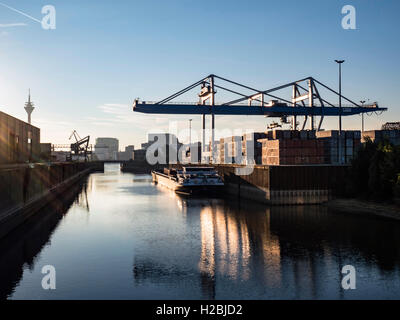 Un cargo dans le port à conteneurs de Düsseldorf est chargé Banque D'Images