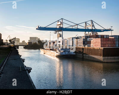 Un cargo dans le port à conteneurs de Düsseldorf est chargé Banque D'Images