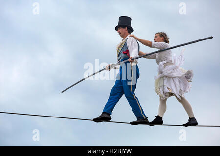 Bullzini Equilibrius actuelle Famille exploits sur highwire à jusqu'à l'air à la popularité des chaussures élégantes, Harbourside Park, Poole en Septembre Banque D'Images