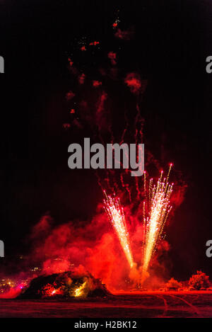 Les gens célèbrent St John's Eve (Sant Joan) autour d'un feu dans une plage de l'Estartit, Costa Brava, Catalogne, Espagne. Banque D'Images