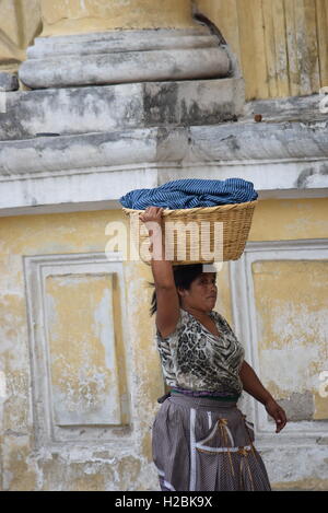Femme autochtone qui se vendent à la sortie d'une église à Antigua Guatemala Banque D'Images