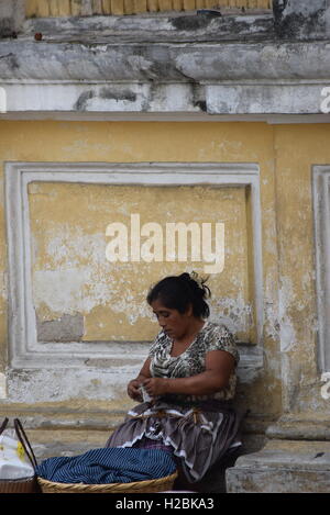 Femme autochtone qui se vendent à la sortie d'une église à Antigua Guatemala Banque D'Images