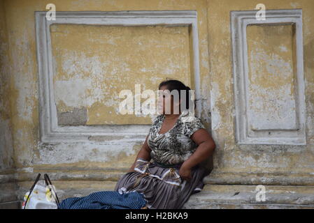 Femme autochtone qui se vendent à la sortie d'une église à Antigua Guatemala Banque D'Images