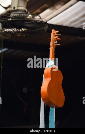 Brown guitare accroché sur le toit, Antigua, Guatemala Banque D'Images