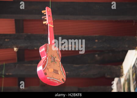 Guitare rose accroché sur le toit, Antigua, Guatemala Banque D'Images