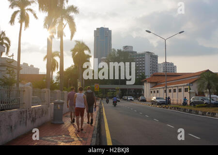 George Town, Penang, Malaisie - 18 Avril 2016 : touristique à une rue de la ville , crépuscule avec légèreté et signe de la circulation. Banque D'Images