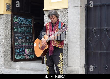 Le guitariste Mexicain qui joue de la guitare dans la rue, Antigua, Guatemala Banque D'Images