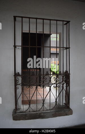 La fenêtre noire d'une maison blanche à Antigua, Guatemala Banque D'Images