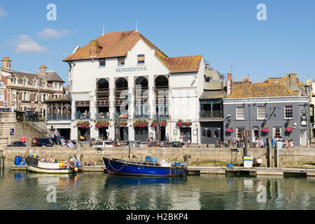 Vue sur port sur la rivière Wey à waterfront restaurant et pub Royal Oak. Custom House Quay, Melcombe Regis, Weymouth, Dorset, England, UK Banque D'Images