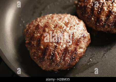 Escalopes de bœuf reste sur poêle Banque D'Images