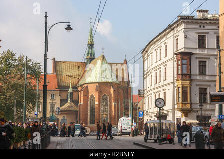 Plac Wszystkich Świętych (Tous les Saints), avec l'église de Saint François d'assise sur l'arrière-plan, Cracovie, Pologne. Banque D'Images