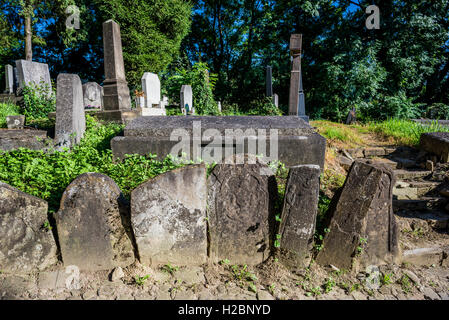 Pierres tombales anciennes au cimetière évangélique à côté d'église sur la colline, dans le centre historique de Sighisoara, la Transylvanie en Roumanie Banque D'Images