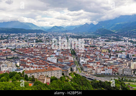 Vue aérienne de la pittoresque ville de Grenoble, France. Alpes françaises sur l'arrière-plan Banque D'Images