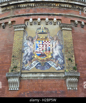 Emblème de la Hongrie avec St Stephen couronne entre anges mosaïque sur un mur à Budapest Hill (19ème siècle) Banque D'Images