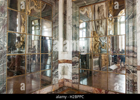 Murs miroir reflets dans le Palais de Versailles Banque D'Images