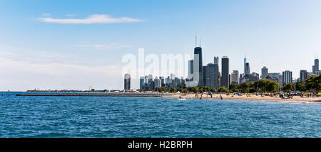 Le lac Michigan, Chicago Skyline dans la distance, Chicago, Illinois, États-Unis Banque D'Images