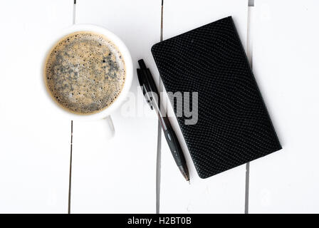 Smartphone avec ordinateur portable et tasse de café fort Banque D'Images