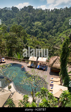 L'INDONÉSIE, Bali, Payangan, Susut, Nandini Jungle Resort and Spa Hotel piscine, elevated view Banque D'Images