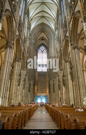 Nef voûtée dans la Cathédrale de St Peter, Cologne, Allemagne Banque D'Images