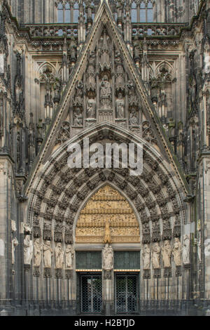 Entrée principale de la cathédrale de Saint Pierre et Saint Mary, Cologne, Rhénanie du Nord-Westphalie, Allemagne Banque D'Images