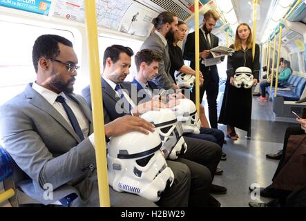 De 0001 sous embargo mercredi 28 septembre EDITORIAL UNIQUEMENT, PAS DE MERCHANDISING. Les banlieusards de Londres découvrez leur âme de Star Wars identités sur un London Underground tube train, comme l'identité de la guerre des étoiles l'exposition s'ouvre à l'O2, Londres, le 18 novembre 2016. Banque D'Images