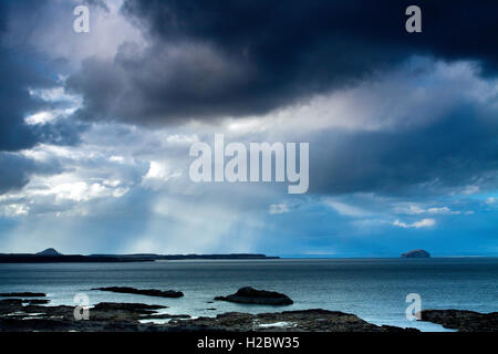 Storm Clouds over Bass Rock et North Berwick Law de la John Muir, John Muir Country Park, Dunbar, East Lothian Banque D'Images