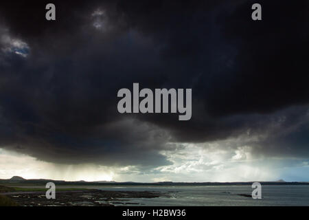 Storm Clouds over Belhaven Bay, Traprain Law et North Berwick Law de John Muir Country Park, Dunbar, East Lothian Banque D'Images