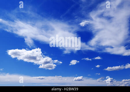 La lumière des nuages blancs dans le ciel bleu. Paysage céleste. Banque D'Images