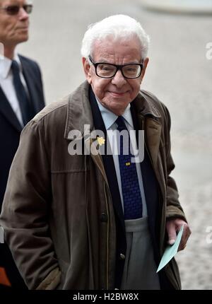 Barry Cryer arrive pour le service d'action de grâce pour Sir Terry Wogan à l'abbaye de Westminster, Londres. Banque D'Images