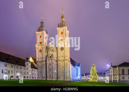 Vue nocturne de la cathédrale, avec un arbre de Noël, à Saint-Gall, Suisse Banque D'Images