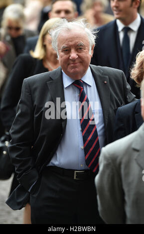 Jimmy Tarbuck arrive pour le service d'action de grâce pour Sir Terry Wogan à l'abbaye de Westminster, Londres. Banque D'Images