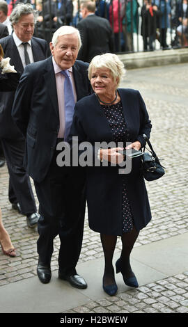 Judith Chalmers et Neil Durden-Smith arrivent pour le service d'action de grâces pour Sir Terry Wogan à l'abbaye de Westminster, Londres. Banque D'Images