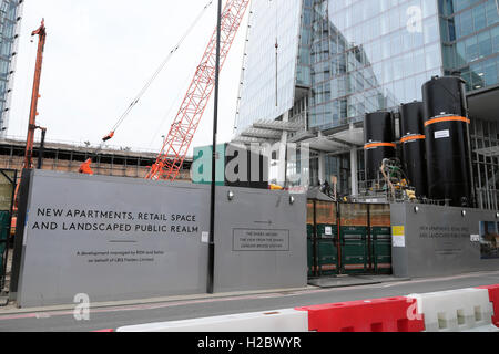 Panneaux publicitaires sur St Thomas St. site de construction de nouvelles accueil développement immobilier, espace de vente au détail, du logement, de l'appartements près de la Shard London SE1 KATHY DEWITT Banque D'Images