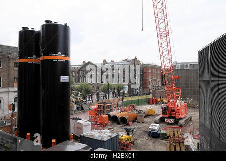 Site de construction sur St Thomas St. en direction de Kings College Guys Hospital Campus du Shard London SE1 UK KATHY DEWITT Banque D'Images