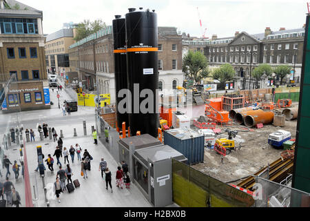 Site de construction près de la tesson sur St Thomas St. en direction de Kings College Guys Hospital Campus London SE1 UK KATHY DEWITT Banque D'Images