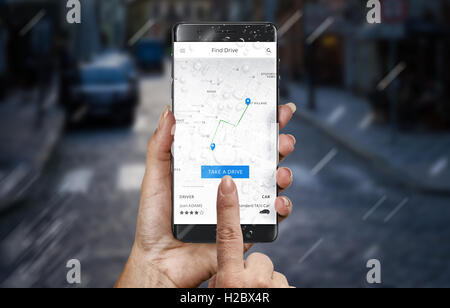 Femme avec mobile app-chauffeur de taxi dans la ville. L'affichage indique la voie de circulation et un pilote. Banque D'Images