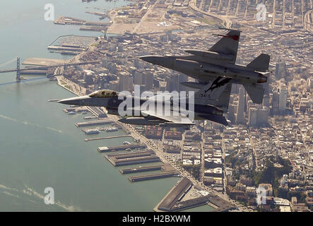 U.S. Air Force des chasseurs F-16 survolent la région de la baie de San Francisco au cours de l'opération Noble Eagle training 16 mars 2004 à San Francisco, Californie. Banque D'Images