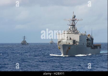 La marine américaine de classe Whidbey Island landing ship dock amphibie USS Germantown destroyers lance-missiles conduit en formation pour signifier la fin de Valiant Shield 23 septembre 2016 exercices, dans la mer des Philippines. Banque D'Images