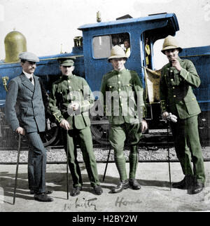 Grands Austin Frost (RAMC), avec deux officiers de l'Ouest et de la Kents Regiment Royal Garrison Artillery en face d'une machine à vapeur à la gare la plus Tiensen en 1906 Banque D'Images