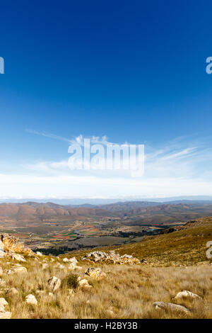 Vue portrait - Terres agricoles sur un plato avec montagnes en arrière-plan à la recherche sur la magnifique chaîne de l Banque D'Images