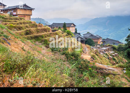 Chinois traditionnel Long Ji village minoritaire maisons en bois par temps nuageux Banque D'Images