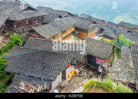 Chinois traditionnel Long Ji village minoritaire maisons en bois par temps nuageux Banque D'Images