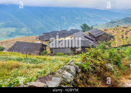 Chinois traditionnel Long Ji Zhuang village minoritaire maisons en bois par temps nuageux Banque D'Images