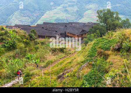 Chinois traditionnel Long Ji village minoritaire maisons en bois par temps nuageux Banque D'Images