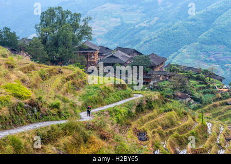 Chinois traditionnel Long Ji village minoritaire maisons en bois par temps nuageux Banque D'Images