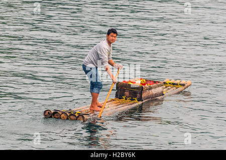 Vendeur de fruits sur son radeau flottant sur la rivière Li près de Yangshuo, Chine. Banque D'Images