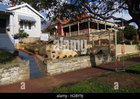 Maisons traditionnelles (et d'une balançoire suspendue à un arbre), mai Street, East Fremantle, Perth, Australie occidentale. Pas de PR Banque D'Images