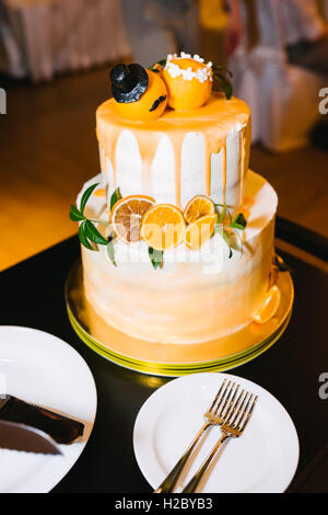 Gâteau de mariage à plusieurs niveaux avec orange Banque D'Images