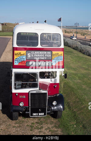 Portsmouth Corporation Leyland Titan PD ORV2/40 989 autobus en front de mer de Southsea, Portsmouth, Hampshire, Angleterre, Royaume-Uni. Banque D'Images